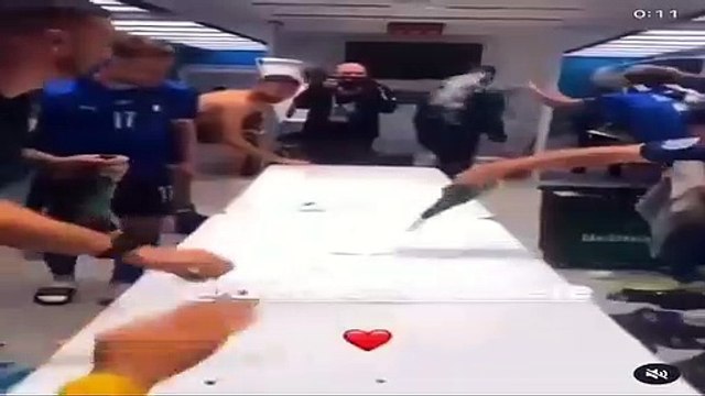 Il volo di De Rossi, la festa nello spogliatoio - Video