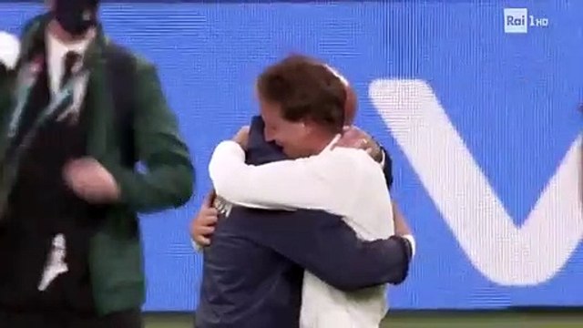 Mancini e Vialli, l'abbraccio dopo il trionfo - Video
