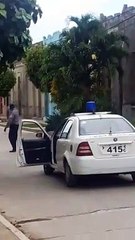 Policías disparan contra el pueblo de Cuba