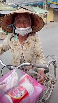 Lá lành đùm lá rách, người dân giúp đỡ nhau qua mùa dịch