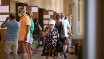 Bulgaria pendiente del voto emigrante para desempatar los resultados muy ajustados