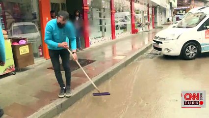 Sağanak sele yol açtı, araçlar yollarda kaldı