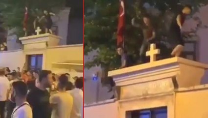 Kadıköy'de pes dedirten görüntüler! Kilise duvarına çıkıp dans ettiler