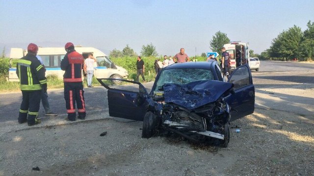 İşçi servisiyle otomobil çarpıştı: 2 ölü, 9 yaralı