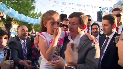 Davutoğlu'na sarılarak dakikalarca ağladı