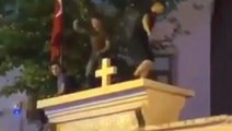 Görüntüler tepki çekti! Kadıköy'de kilise duvarının üstüne çıkarak dans eden 3 kişi gözaltına alındı