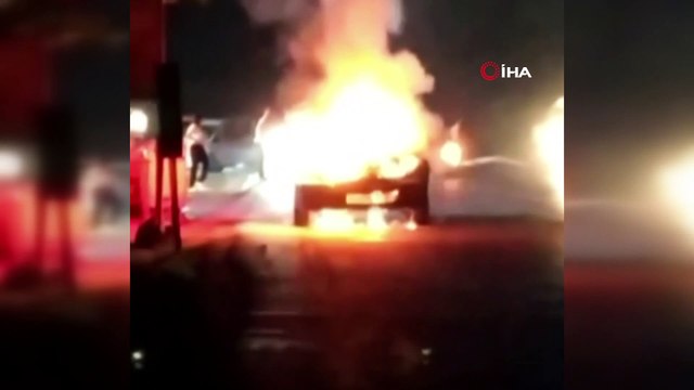 Bursa'da park halindeki otomobil alev alev yandı