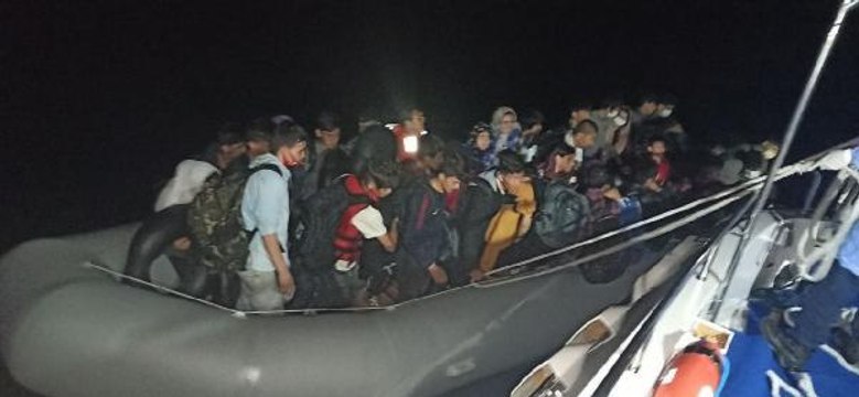 YUNAN UNSURLARININ İTTİĞİ 43 GÖÇMENİN KURTARILMA ANI KAMERADA