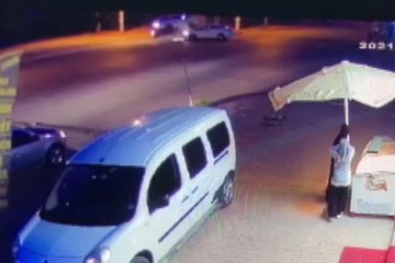 Otomobil ile çarpışan minibüs devrildi
