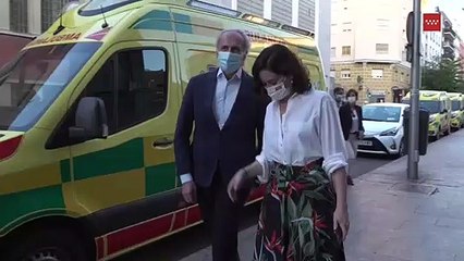 Ayuso se vacuna contra la covid-19 en el WiZink Center