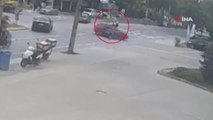 Esenyurt'ta motosikletlinin otomobile çarptığı anlar kamerada