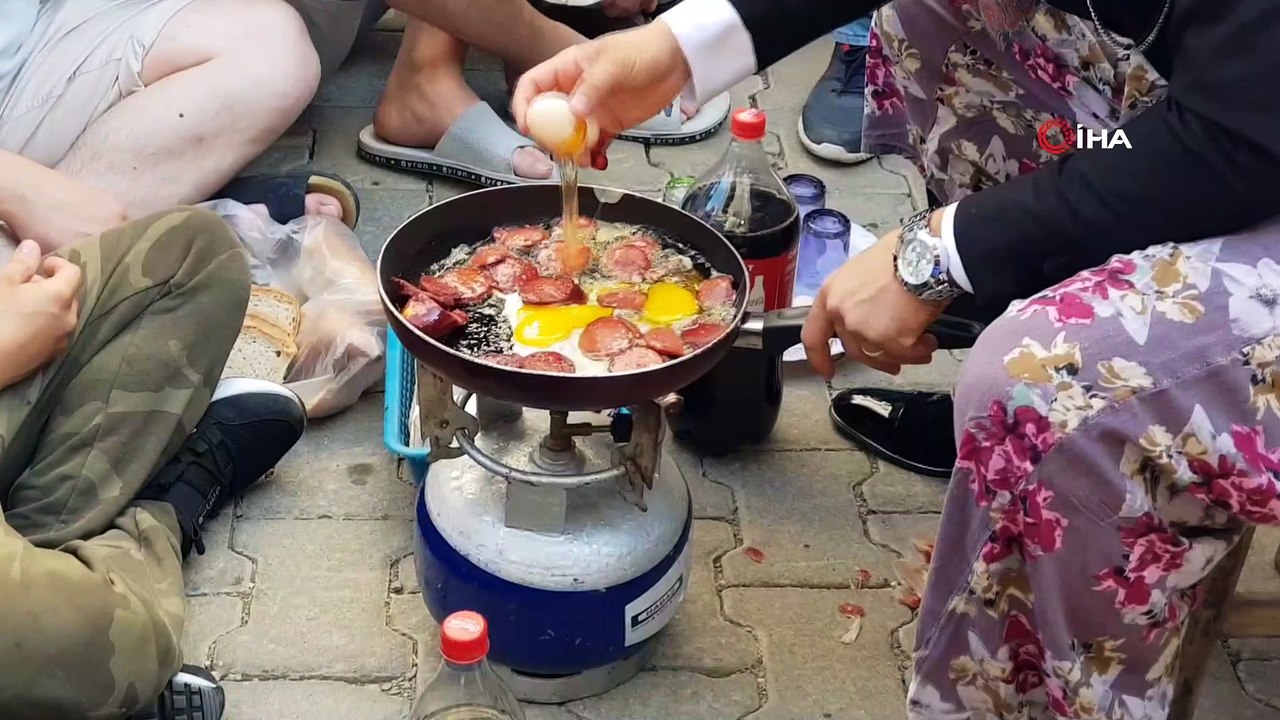 Damada şalvar ve tülbent giydirip yumurta kırdırdılar