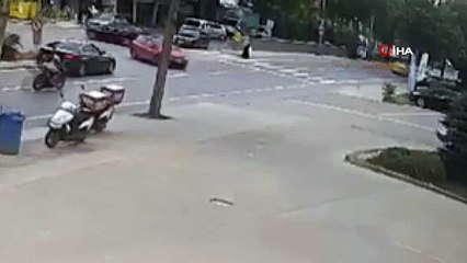 Esenyurt'ta motosikletlinin otomobile çarptığı feci kaza kamerada