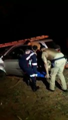 Motorista colide carro contra árvore e é socorrido pelo Samu com fratura no pé