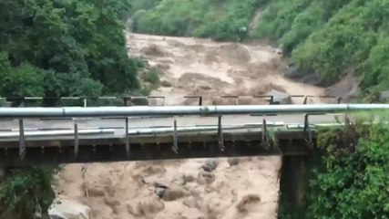 Descargar video: Flash floods wreak havoc in Himachal Pradesh's Dharamshala