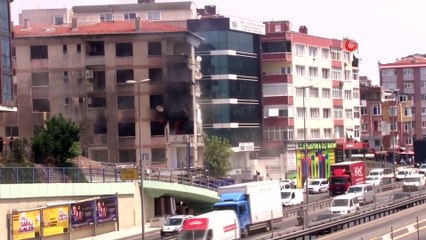 Küçükçekmece E-5 kenarında korkutan metruk bina yangını