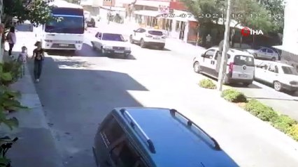 İçinde bulunduğu otomobile çarpıp kaçan sürücüyü kovalarken böyle düştü