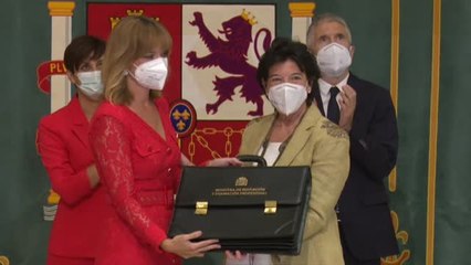 La aragonesa Pilar Alegría recibe la cartera de Educación y Formación Profesional de manos de Isabel Celaá
