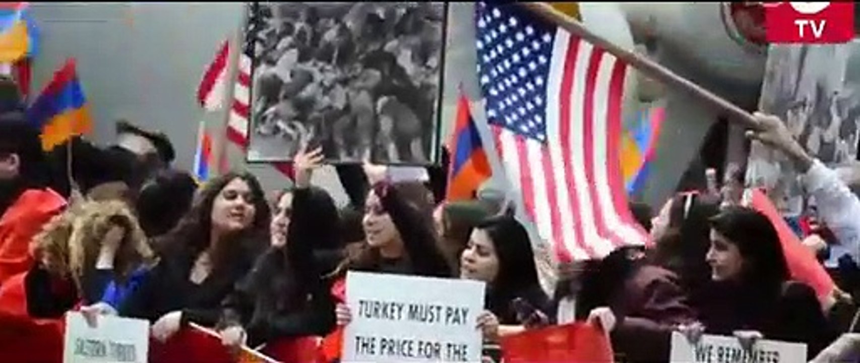 Azeri genç, Türk bayrağını Ermenilerden kurtardı
