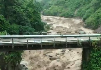 অজগরের মতো রাস্তা গ্রাস করছে কাদার স্রোত, দেখুন সেই ভয়ঙ্কর ভিডিও |Oneindia Bengali
