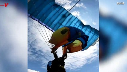 Must See! Watch as Skydiver Untangles Parachute After Mid-Air Mistake
