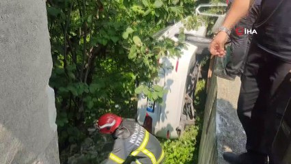 Fren yerine gaza basınca otomobiliyle komşusunun bahçesine uçtu