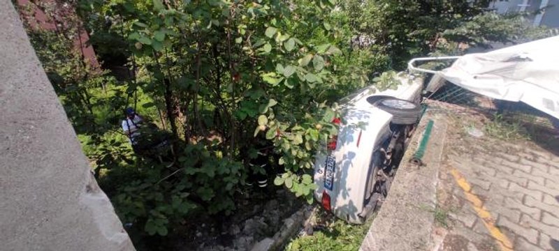 Fren yerine gaza basınca otomobiliyle komşusunun bahçesine uçtu