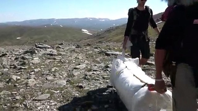 Un remède contre la fonte des glaciers ? En Suède, une toile installée pour l'été sur un glacier