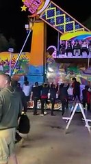 Un manège sur le point de se renverser, sauvé par la solidarité des gens