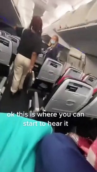 Une passagère qui voulait ouvrir la porte de l'avion en vol finit scotchée à son siège !