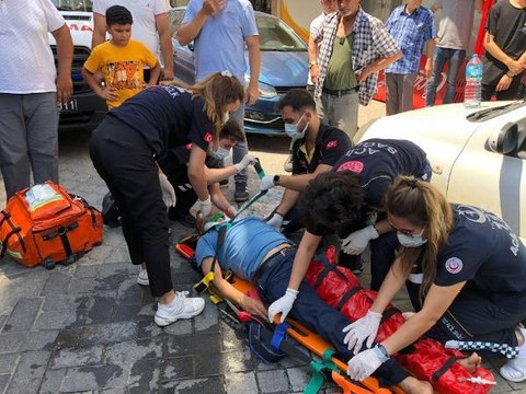 YOLUN KARŞISINA GEÇERKEN HAFİF TİCARİ ARACIN ÇARPMASIYLA YARALANDI