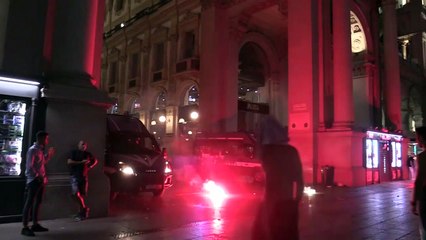 Télécharger la video: Euro 2020, a Milano lanci di bottiglie e insulti verso la polizia