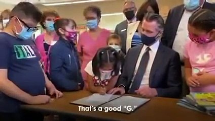 Télécharger la video: Gavin Newsom Signs $123 Billion Education Package Including Free Universal Pre-K In California