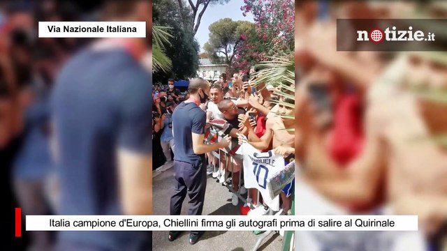 Italia campione d'Europa, Chiellini firma gli autografi prima di salire al Quirinale