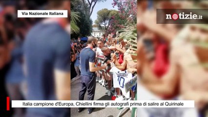 Italia campione d'Europa, Chiellini firma gli autografi prima di salire al Quirinale