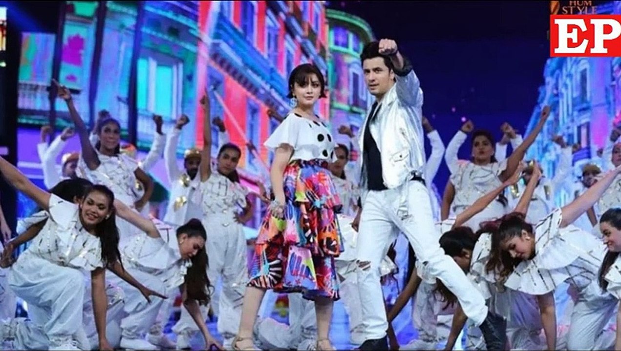 Alizeh Shah ka behuda lebas Promotion of nanagay shoulders in Hum style awards