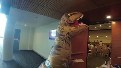 Un Tiranosaurio Rex se vacuna contra la COVID-19 en Malasia