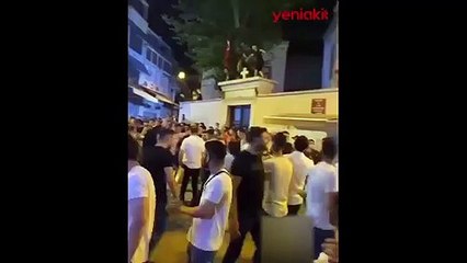 Kilise duvarında alkol alıp dans ettiler!