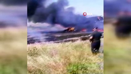 Yanan balya yüklü kamyon önce kendini kül etti, sonra tarlayı yaktı