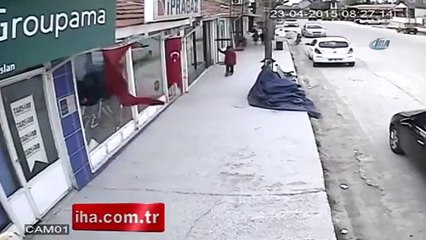 Türk bayrağını öpen çocuk sosyal medyayı salladı