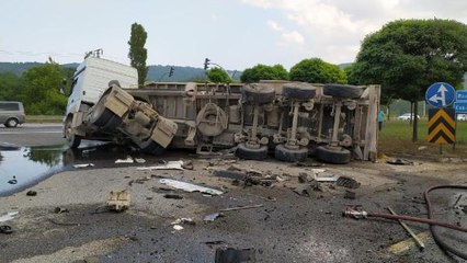 KAVŞAKTA KAZA YAPAN TIR'LARDAN BİRİ ALEV ALEV YANDI