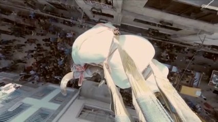 Karachi inicia la previa del festival del sacrificio colgando del aire a bueyes de 500 kilos