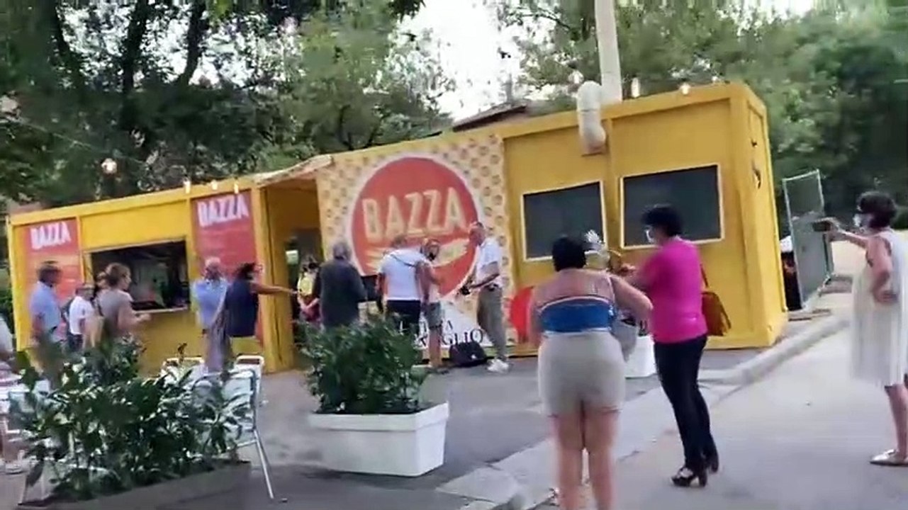 Bologna, Bella Ciao vicino al raduno della Meloni: la polizia fa spegnere la musica