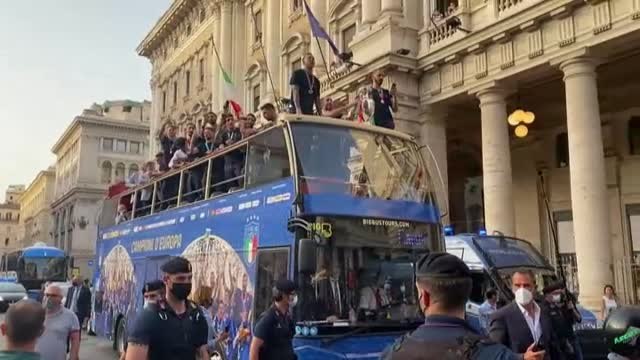 Celebración por todo lo alto de la Azurra por las calles de Roma