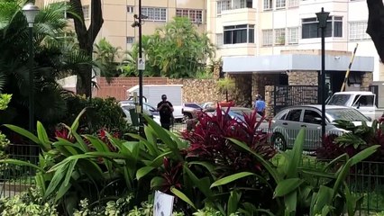 Momentos en que efectivos policiales se apostan en la casa de Juan Guaidó