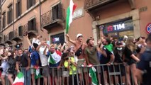 Euro2020: la festa degli azzurri sul bus scoperto, tra due ali di folla nel centro di Roma