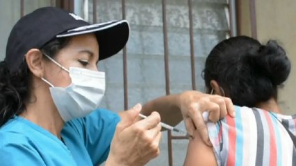 Vacunan ‘puerta a puerta’ en La Estrella, Antioquia