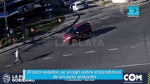 El loco volador, se arrojó sobre el parabrisas de un auto andando