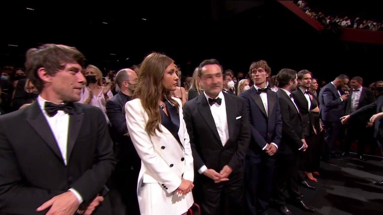 Ovation pour l'équipe du film "Bac Nord" - Cannes 2021