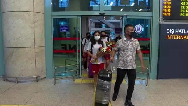 Son dakika haber! Avrupa Gençler Yüzme Şampiyonası'nda 7'si altın 15 madalya kazanan milli takım Ankara'ya geldi